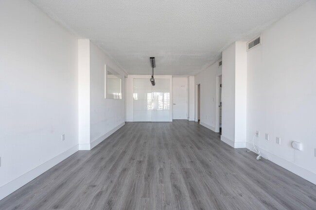 Building Photo - 300 Bayview Dr