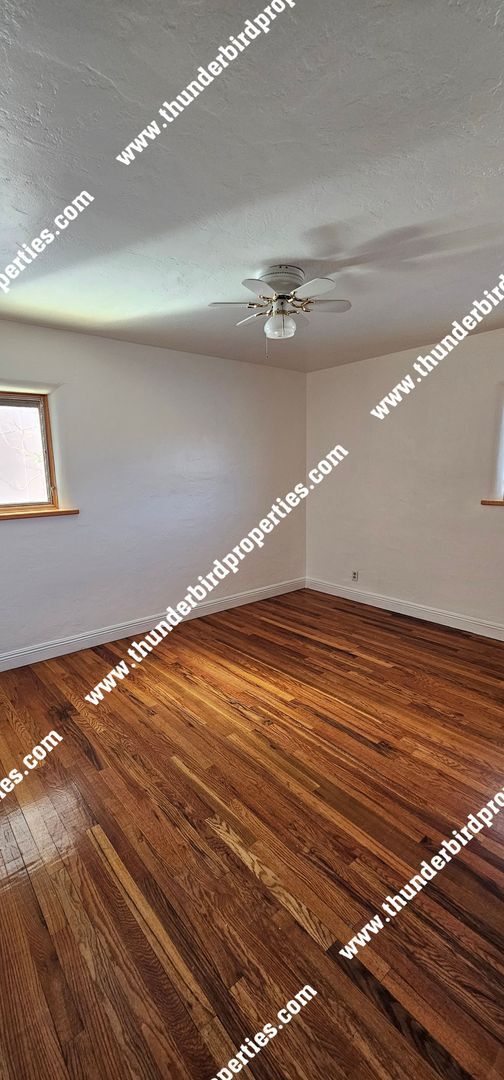 Building Photo - 2 miles from UNM cute 2 bedroom 1 bath