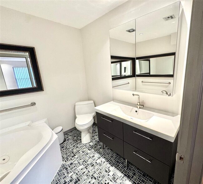 Building Photo - 4400 Hemingway Dr