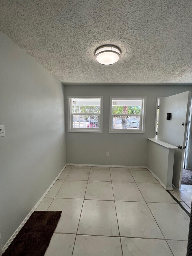 Building Photo - 202 Mango Rd