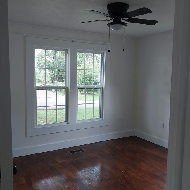 Building Photo - Cottage Style Dollhouse with $300/mo utility allowance!