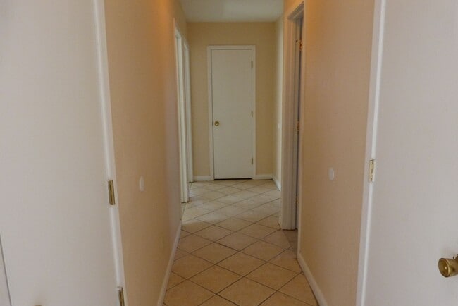 Building Photo - 3 bedroom 1 bath home.