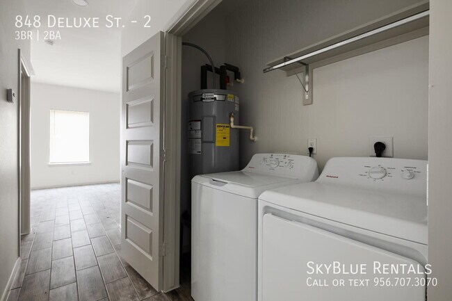 Building Photo - 848 Deluxe St