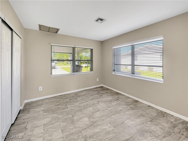 Building Photo - 2210 Parkview Dr