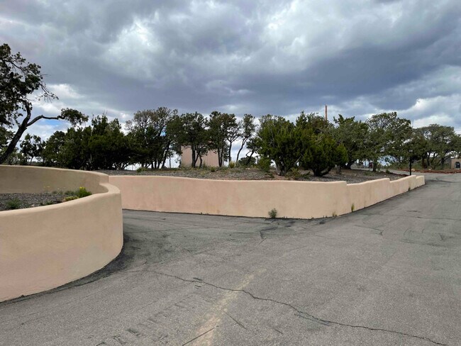 Building Photo - 4 Old Agua Fria Rd E