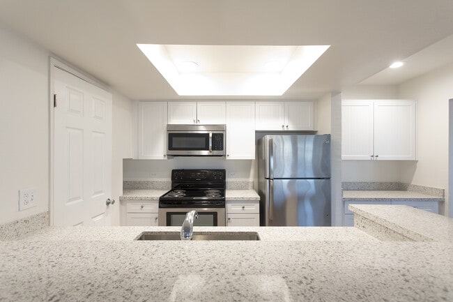 Building Photo - Imperial Beach: Unobstructed Ocean and Pier Views with 2 Balconies!!!