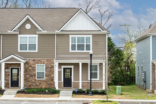 Building Photo - Bright 3-Bed End-Unit Townhome in Cedar St...