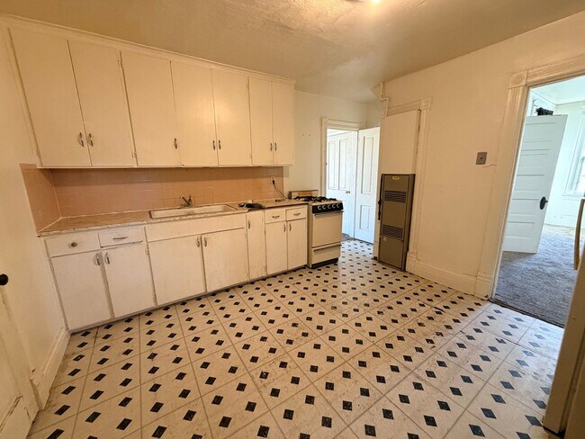 Building Photo - 1414 W 14th St