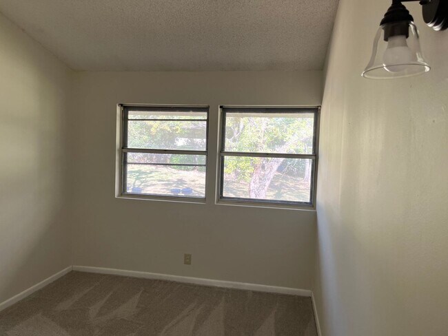 Building Photo - 2307 Colony Dr SW