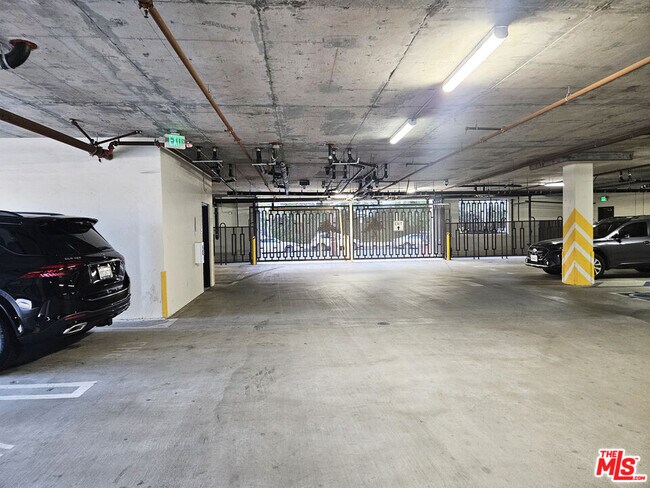 Building Photo - 944 S Serrano Ave