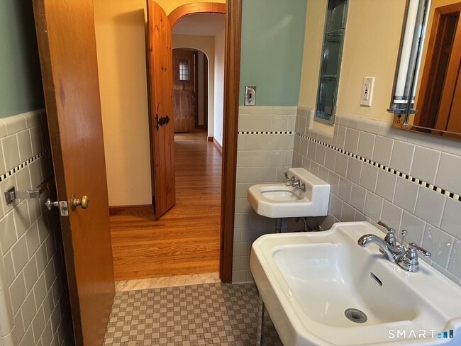 Building Photo - 989 N Farms Rd