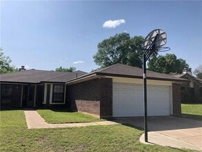 Building Photo - 702 Creekside Dr