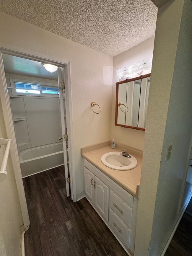 Building Photo - 3 Bedroom 2 Bath House in Santa Clara Area