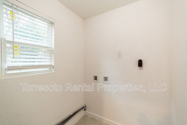 Building Photo - 823 N Trinity