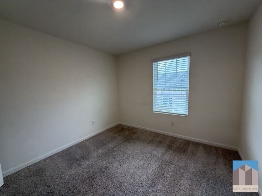 Building Photo - 3530 Condor Ct SW