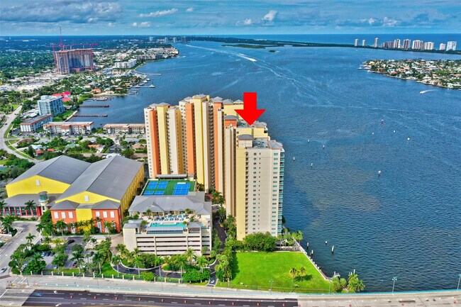 Building Photo - 2640 Lake Shore Dr