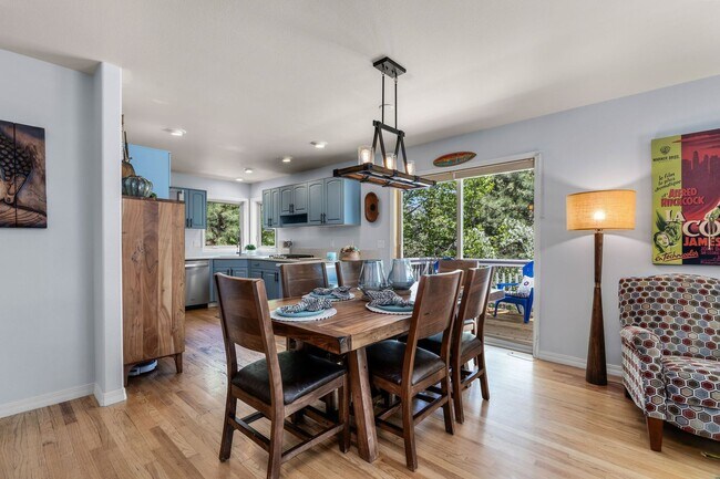 Building Photo - Beautiful bright home with large yard, fin...