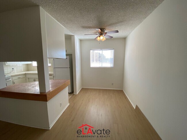 Interior Photo - 11816-11820 Chandler Blvd