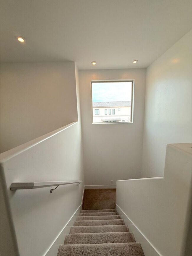 Building Photo - Desert Color Condo 3 bd, 2.5 bt, Extra Large 2 Car Garage Home