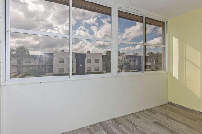 Building Photo - 864 Normandy R