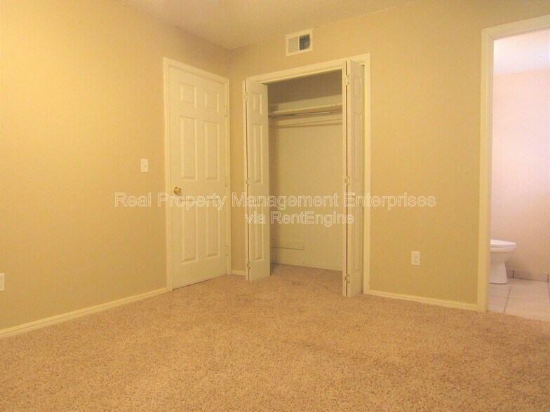 Building Photo - 637 Redstone Ave