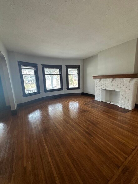 Living Room - 1141 Lakeland Ave