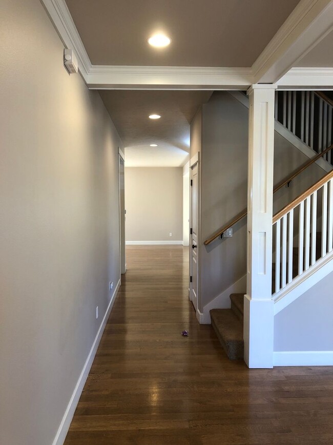 Building Photo - 4 Bedroom / 2.5 Bathroom Home in SE Bend