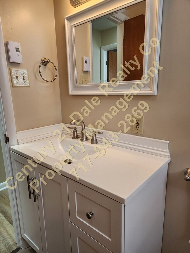 Building Photo - Beautiful 2 Bedroom Apartment on East Market Street