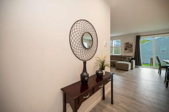 Building Photo - Spacious 3-Bedroom Rental in Sought-After ...
