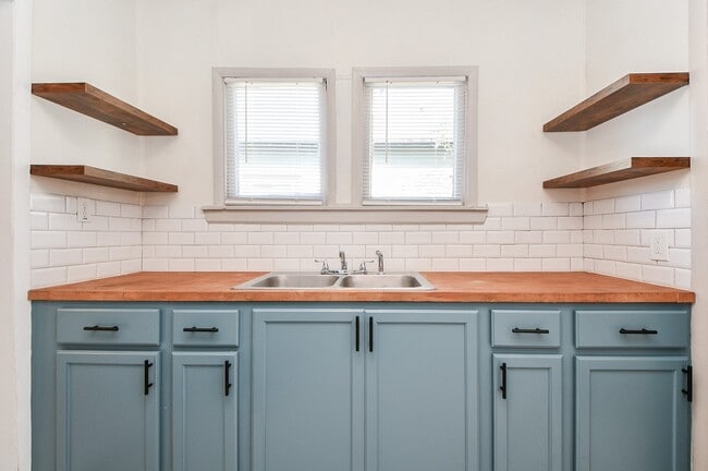 Building Photo - 208 Vincent St