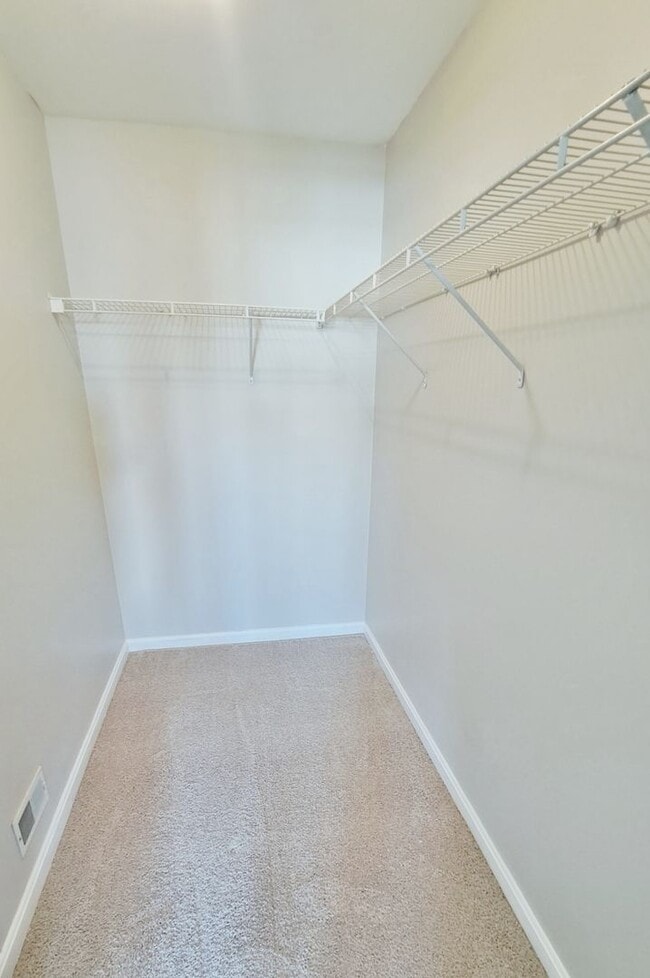 Building Photo - 3 Bed / 2-1/2 Bath Single Family Home w/1-Car garage