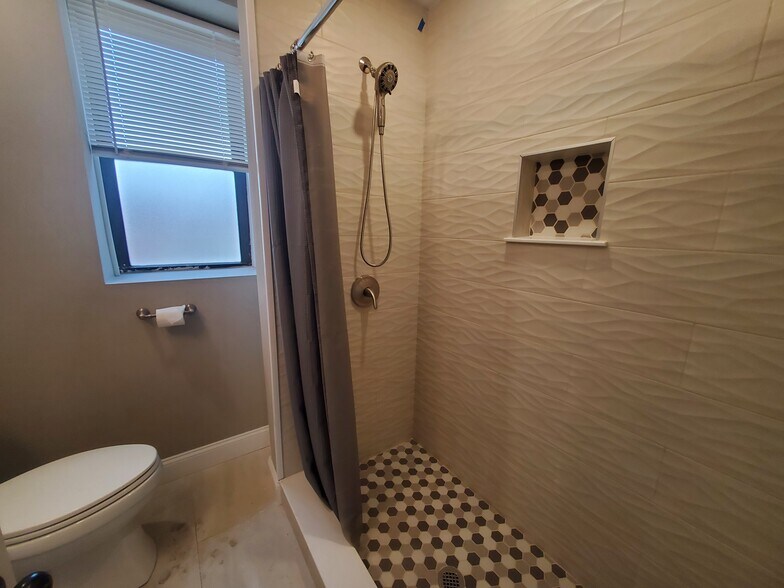 Building Photo - 1914 Beacon St