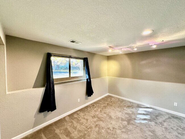 Building Photo - AVAILABLE NOW! Charming 3-Bedroom Retreat ...