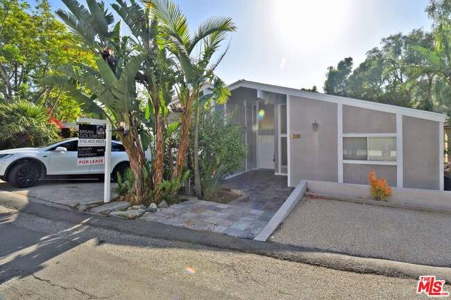 Building Photo - 2885 Searidge St
