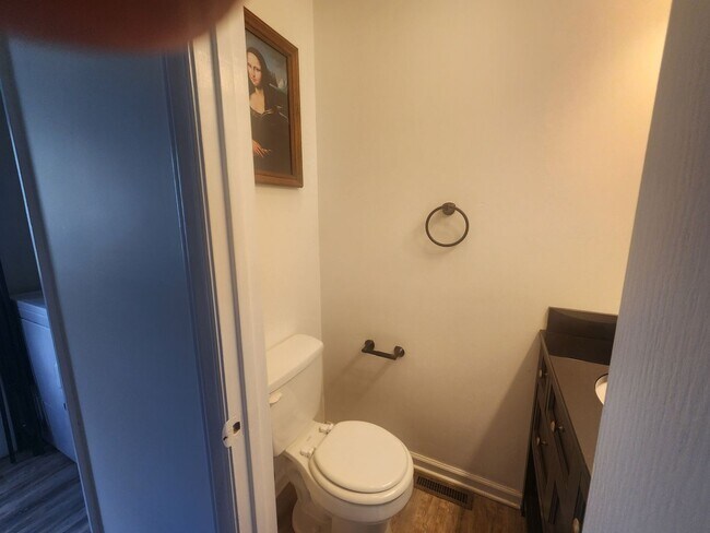 Building Photo - Electric Included! 2 Bed 1.5 Bath Condo!