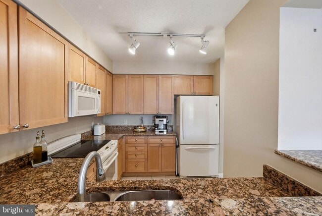 Building Photo - 3101 N Hampton Dr