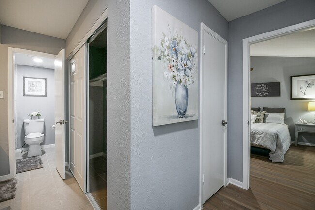 Building Photo - 7931 Ellinger Ln