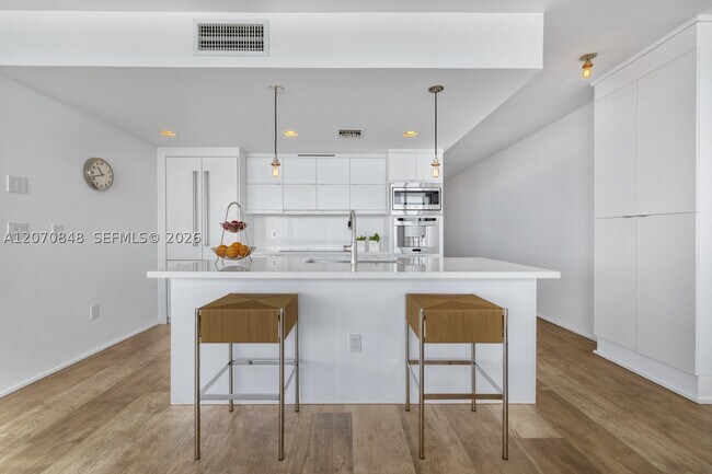 Building Photo - 5875 Collins Ave