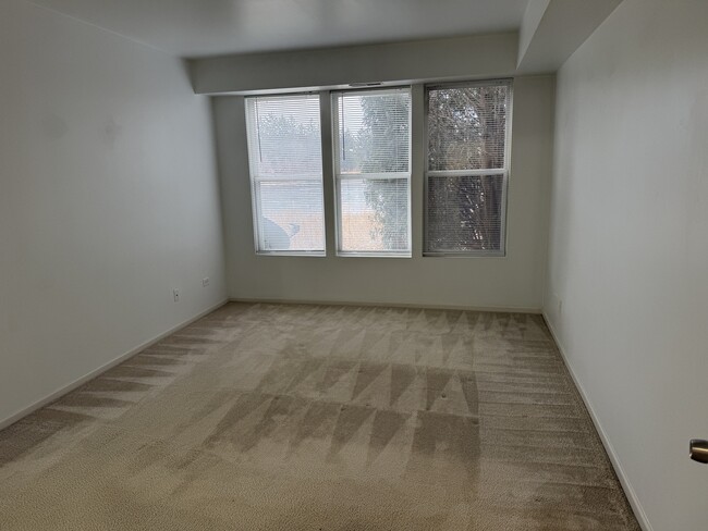 Building Photo - 111 W Chatham Ln