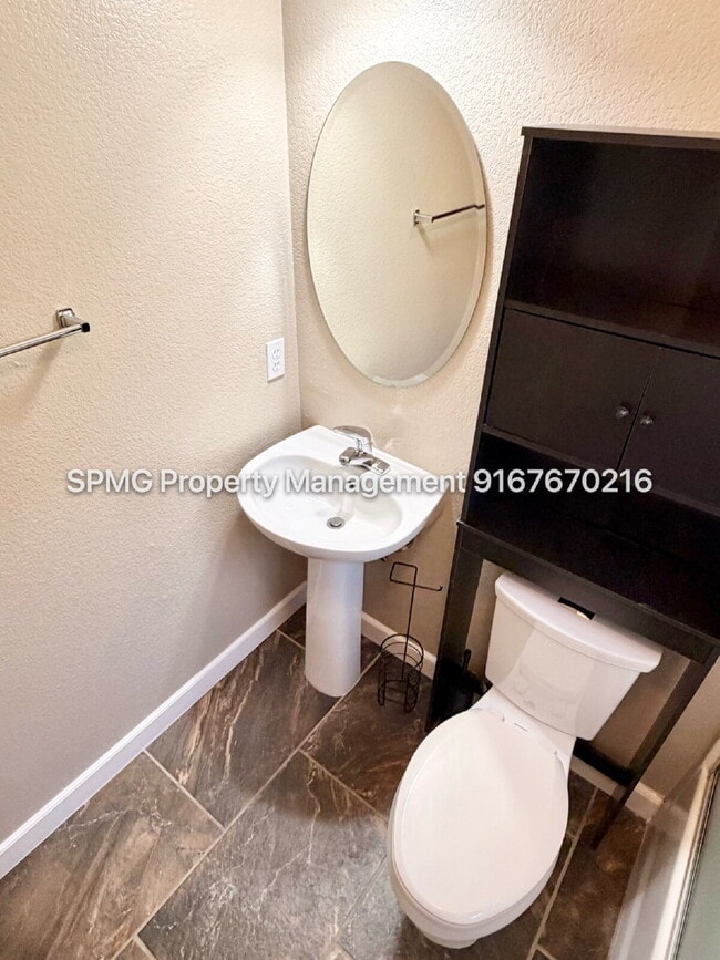 Building Photo - Beautiful 4 Bed / 3 Bath Home in Prime Roseville Location – Across from Park!