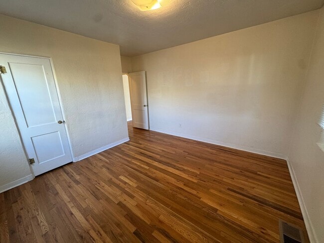 Building Photo - Well Maintained University Home!