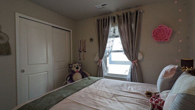 Building Photo - IMMACULATE 4 BED/2.5 BATH CUSTOM BUILT HOME IN SKYLINE RIDGE!