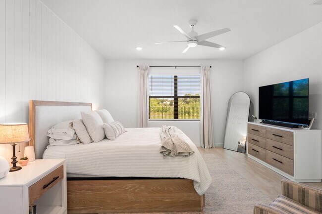 Building Photo - 5892 SE Sky Blue Cir