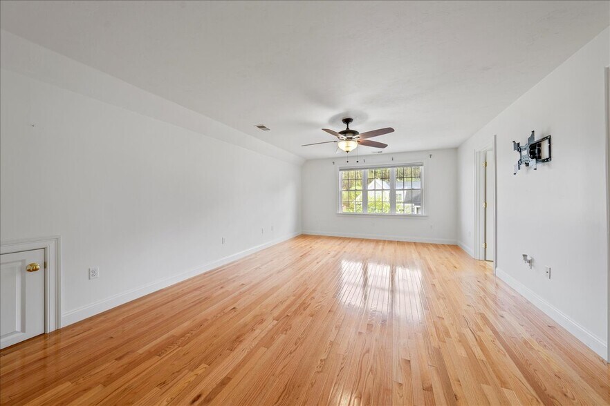Building Photo - 6 Longview Cir