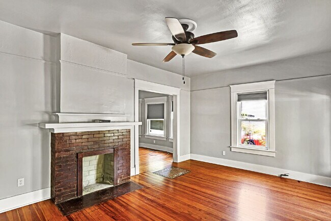 Building Photo - 4 bedroom 3 bath Springfield home