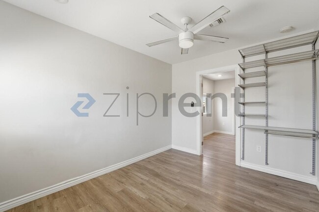 Building Photo - Unit A