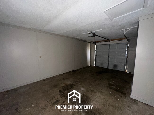 Building Photo - Spacious 4BR Home w/ Fireplace, Covered Patio & Fenced Yard