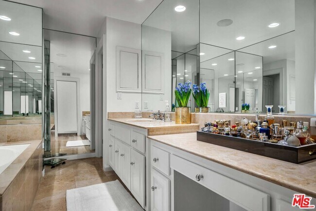 Building Photo - 11745 Montana Ave