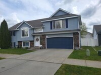 Building Photo - Lovely and spacious 5 bedroom 3 bath Post ...