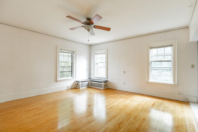 Building Photo - 2119 E Kenilworth Pl